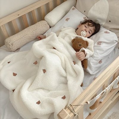 Bebe dort avec ourson cache COUVERTURE EN LAINE POUR BEBE