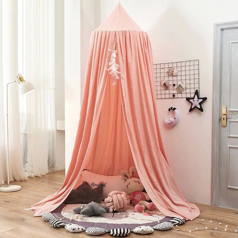 ciel de lit rose tapis coussins sur sol