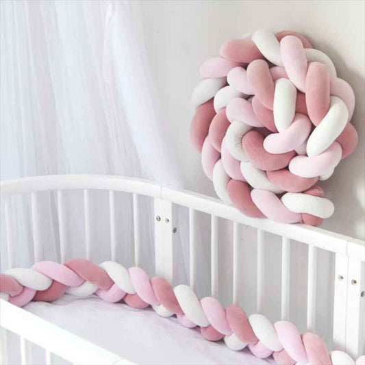 tresse de lit rose et blanc autour lit bébé et au mur