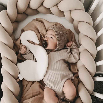 bebe couche dans lit tresse de lit autour