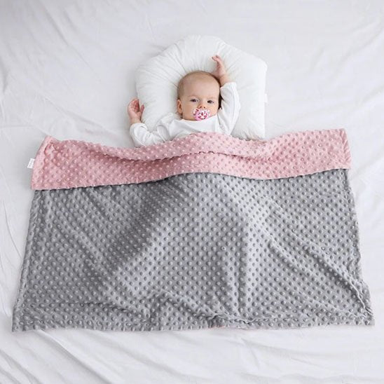 Bébé couché sur dos avec couverture bébé sur lui