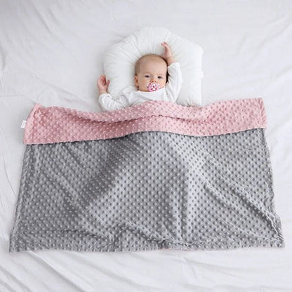Bébé couché sur dos avec couverture bébé sur lui