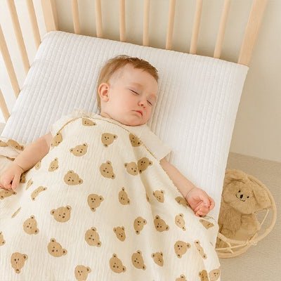 Bébé dort avec couverture bébé blanc cassé ourson
