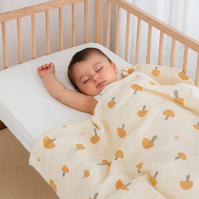 Bébé dort avec couverture bébé blanc cassé pomme