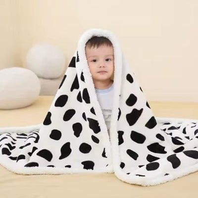COUVERTURE POUR BEBE EN LAINE motif vache enveloppant bébé assis