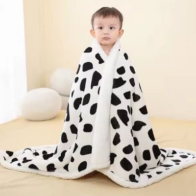 COUVERTURE POUR BEBE EN LAINE motif vache enveloppant bébé debout