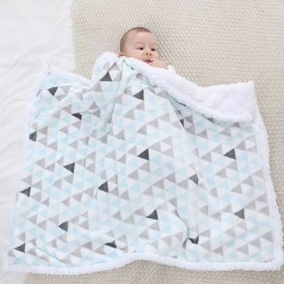 Couverture bébé à motifs géométriques déposée sur bébé 