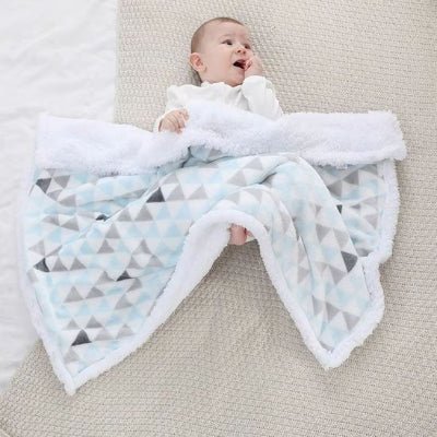 Couverture bébé sur enfant couché sur dos