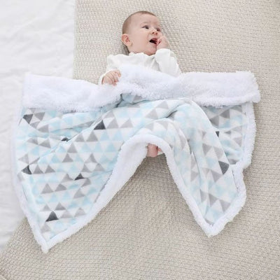Couverture bébé sur enfant couché sur dos