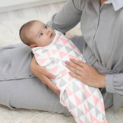 Maman tenant bébé dans bras avec sa couverture emmaillotage
