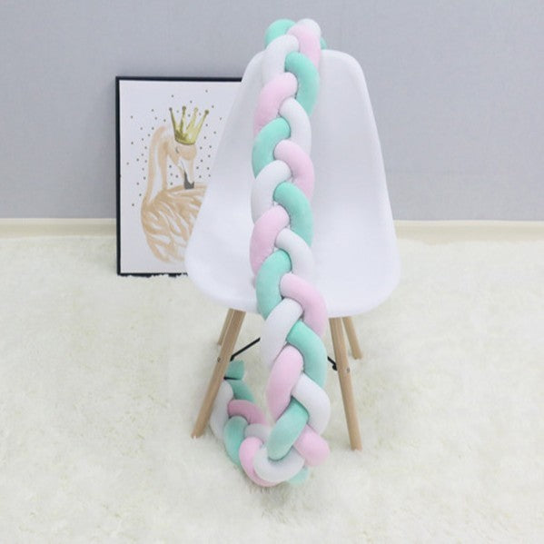 TOUR DE LIT BEBE TRESSE deposé sur chaise