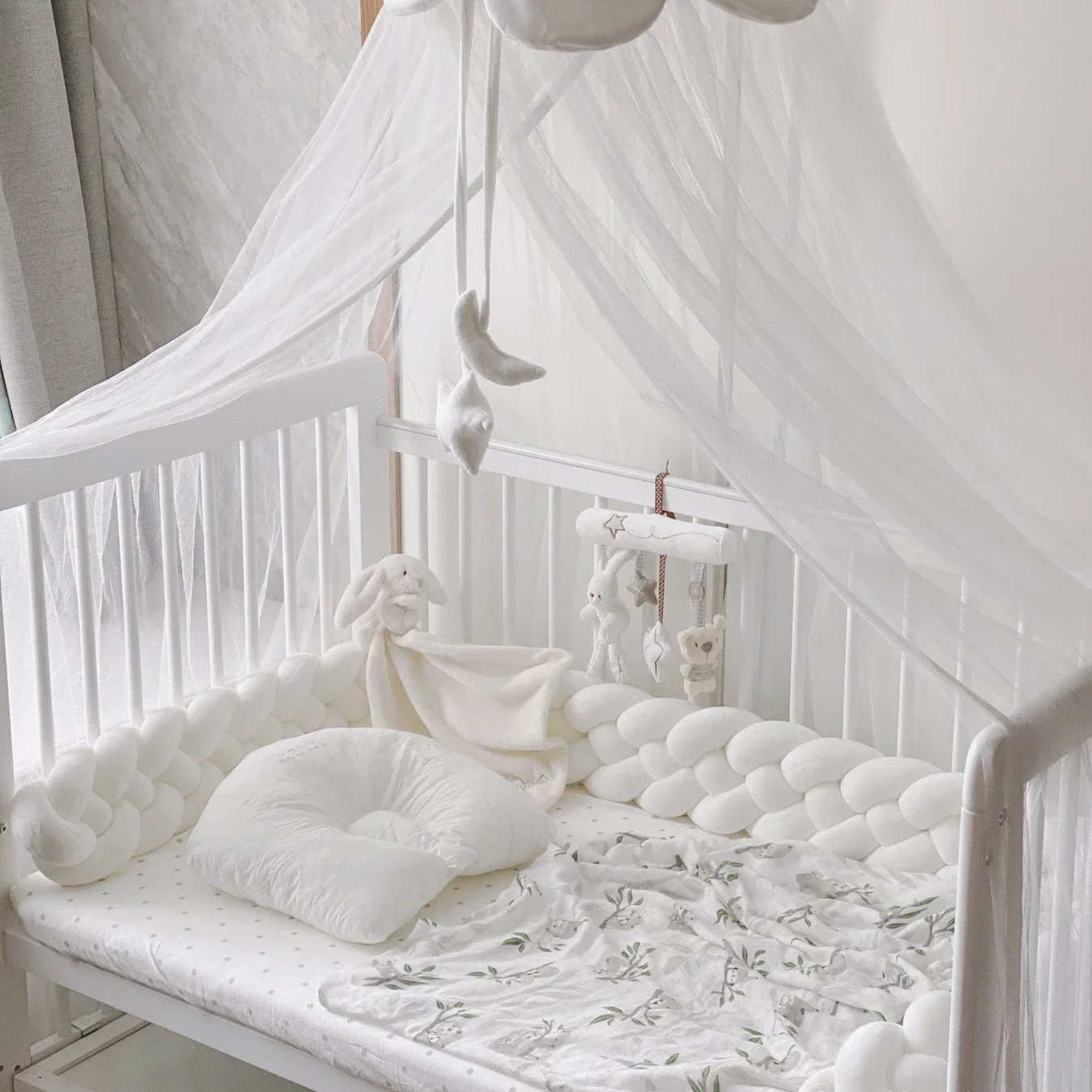 TRESSE POUR CONTOUR DE LIT BEBE blanc avec oreiller doudou et mobile