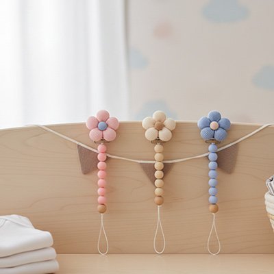 Attache tétine fleur et perles