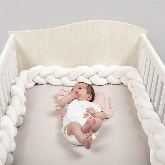 bebe couche dos entoure tresse de lit