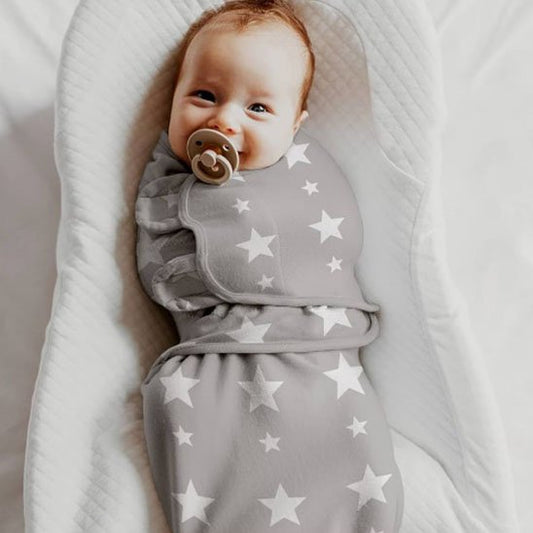 Bébé dans couverture emmaillotage bleue avec étoiles