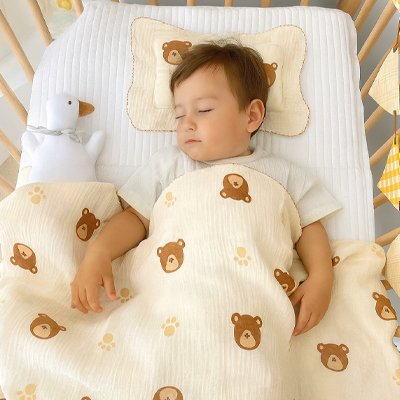 bébé dort avec peluche canard caché avec couverture bébé ourson