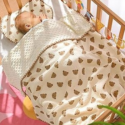 Bébé dort dans lit couverture bébé ourson sur lui