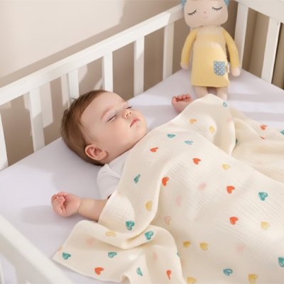 Bébé dort sur dos avec poupée et couverture bebe