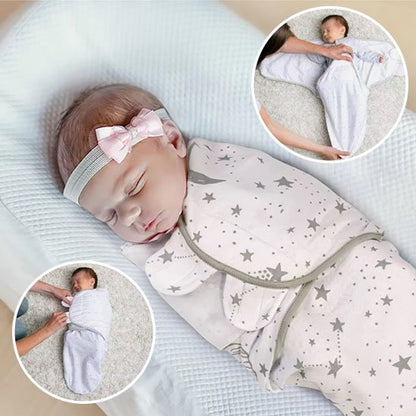 Bébé fille couchée dans lit avec couverture emmaillotage