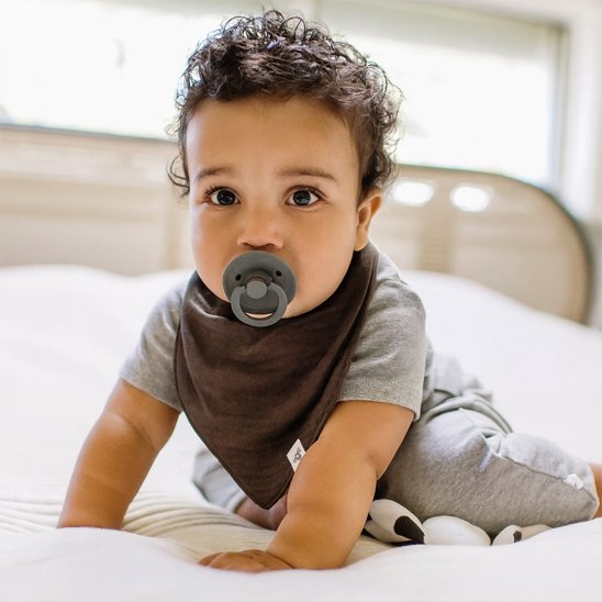 Bébé garçon assis avec doudou