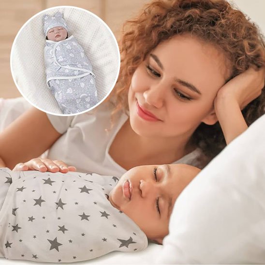 Maman regarde bébé couché dans sa couverture emmaillotage