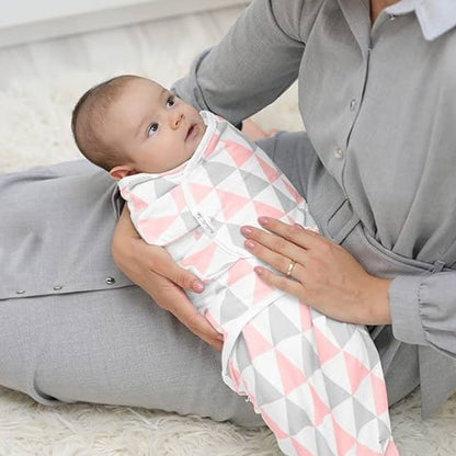 Maman tenant bébé dans bras avec sa couverture emmaillotage