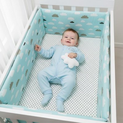 Tour de lit bébé autour lit bébé couché et rit