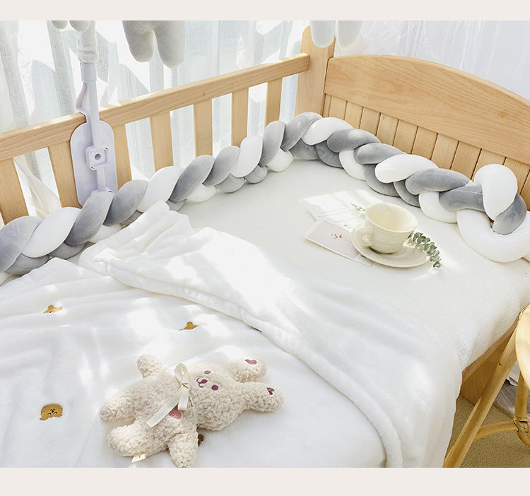 tour de lit bebe tresse dans lit bebe avec un lapin en peluche blanc
