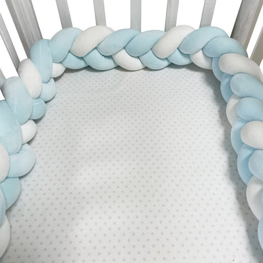 tresse tour de lit blanc bleu pale autour lit bebe